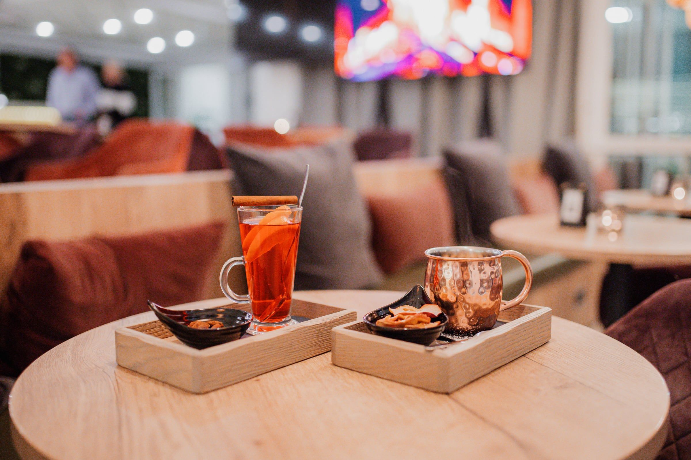 Kokteli na stolu u lounge baru