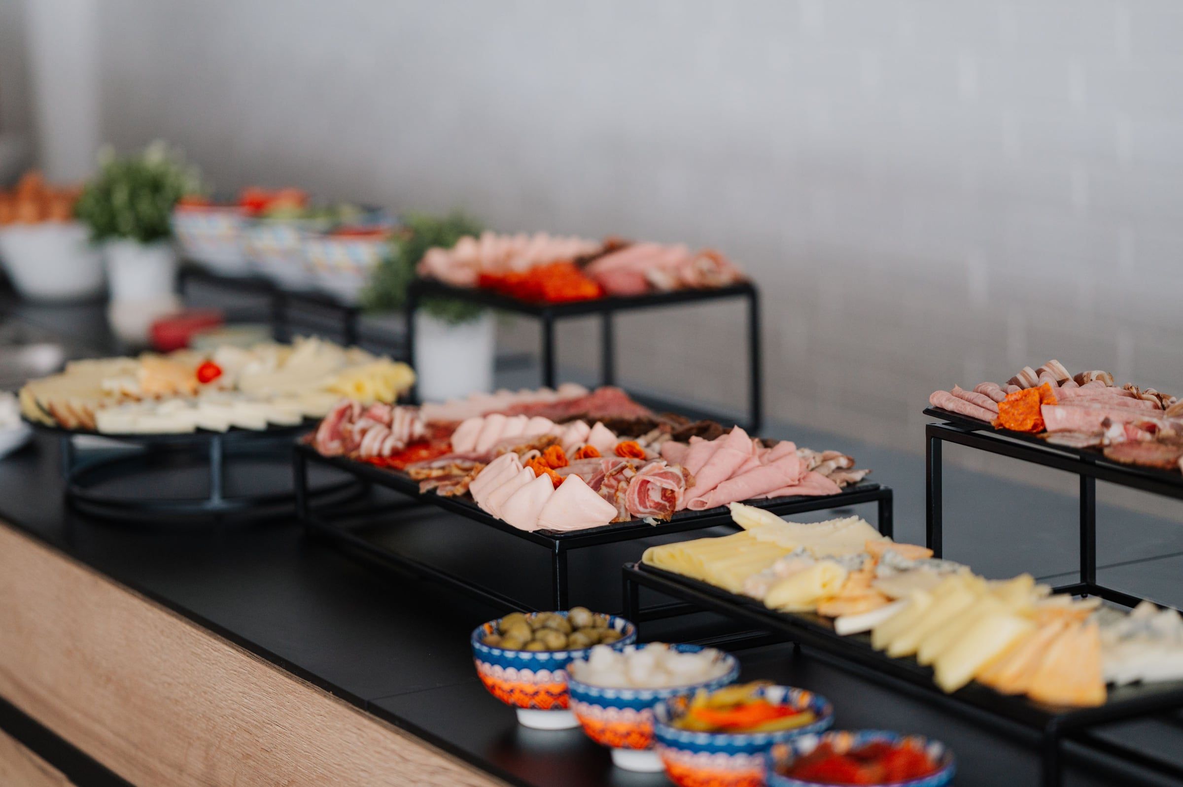 Buffet doručak s narescima, sirevima i voćem