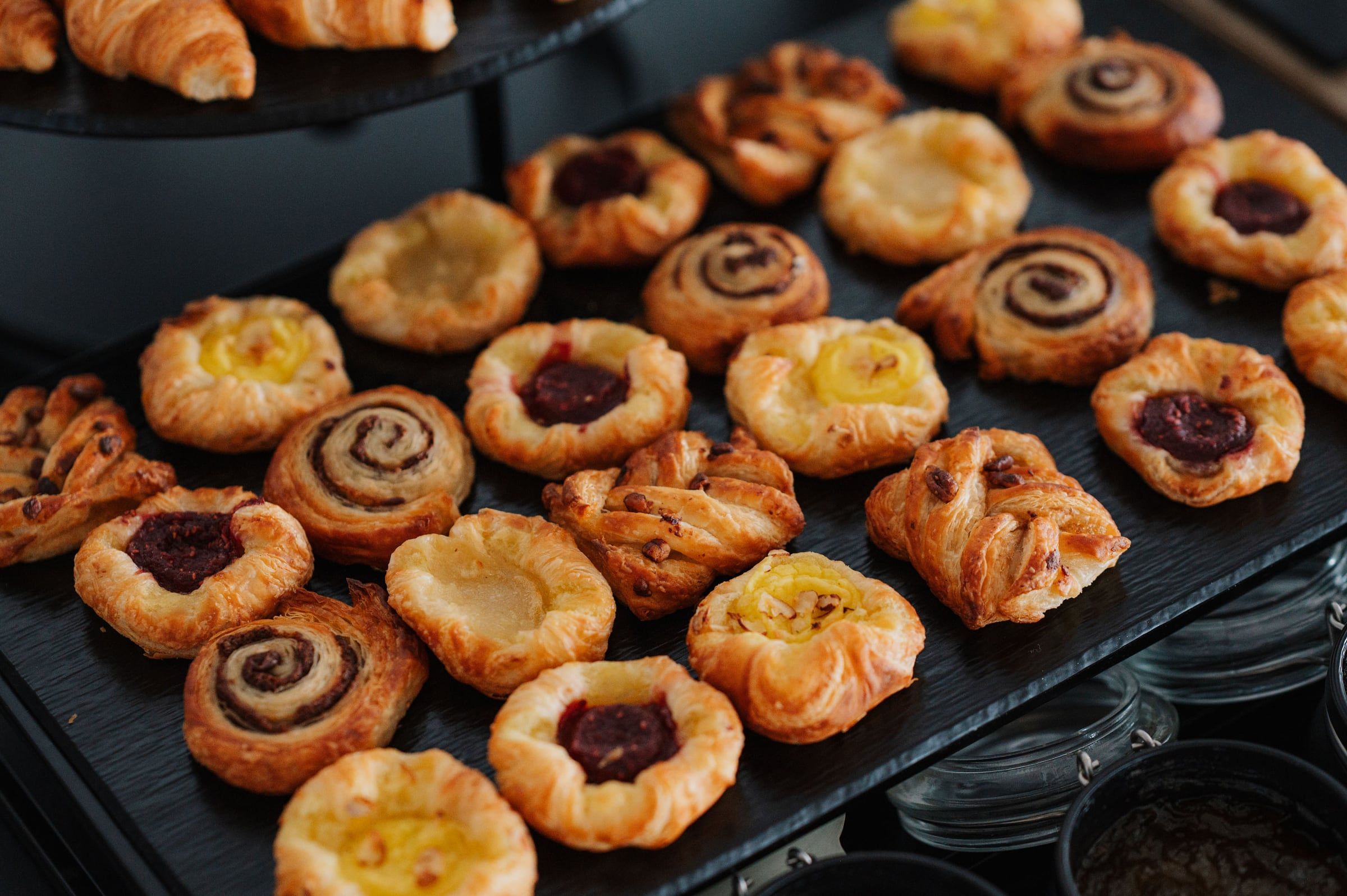 Domaća peciva s pekmezom na buffet doručku