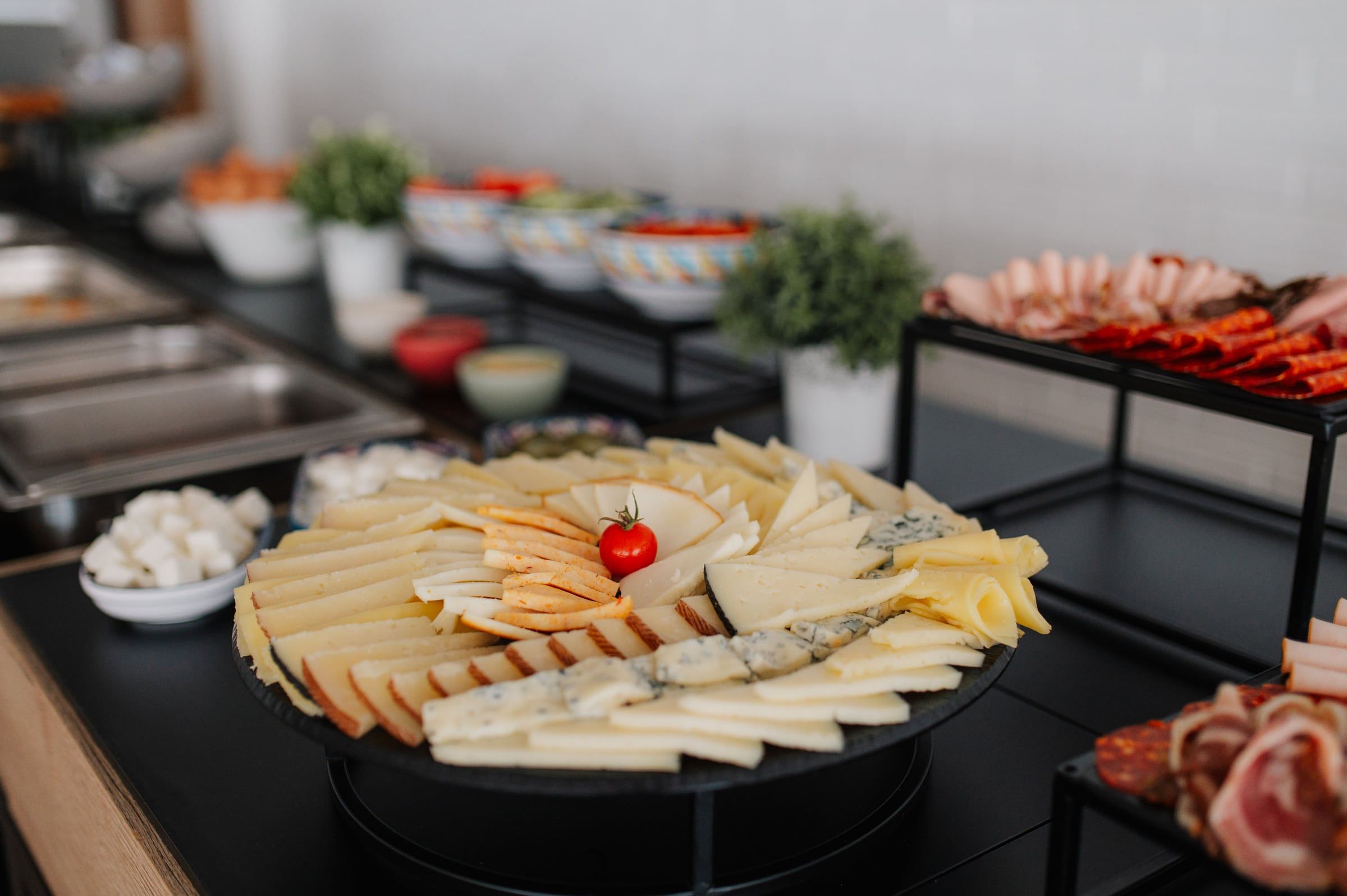Pladanj sireva na buffet doručku