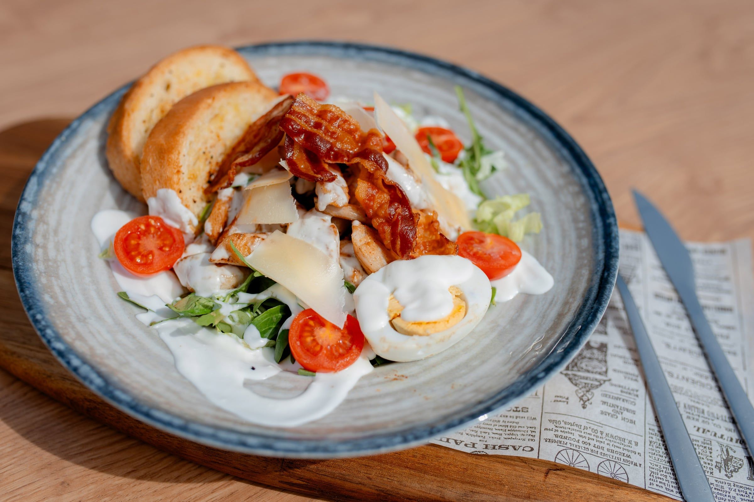 Salata s piletinom, jajima i krutonima
