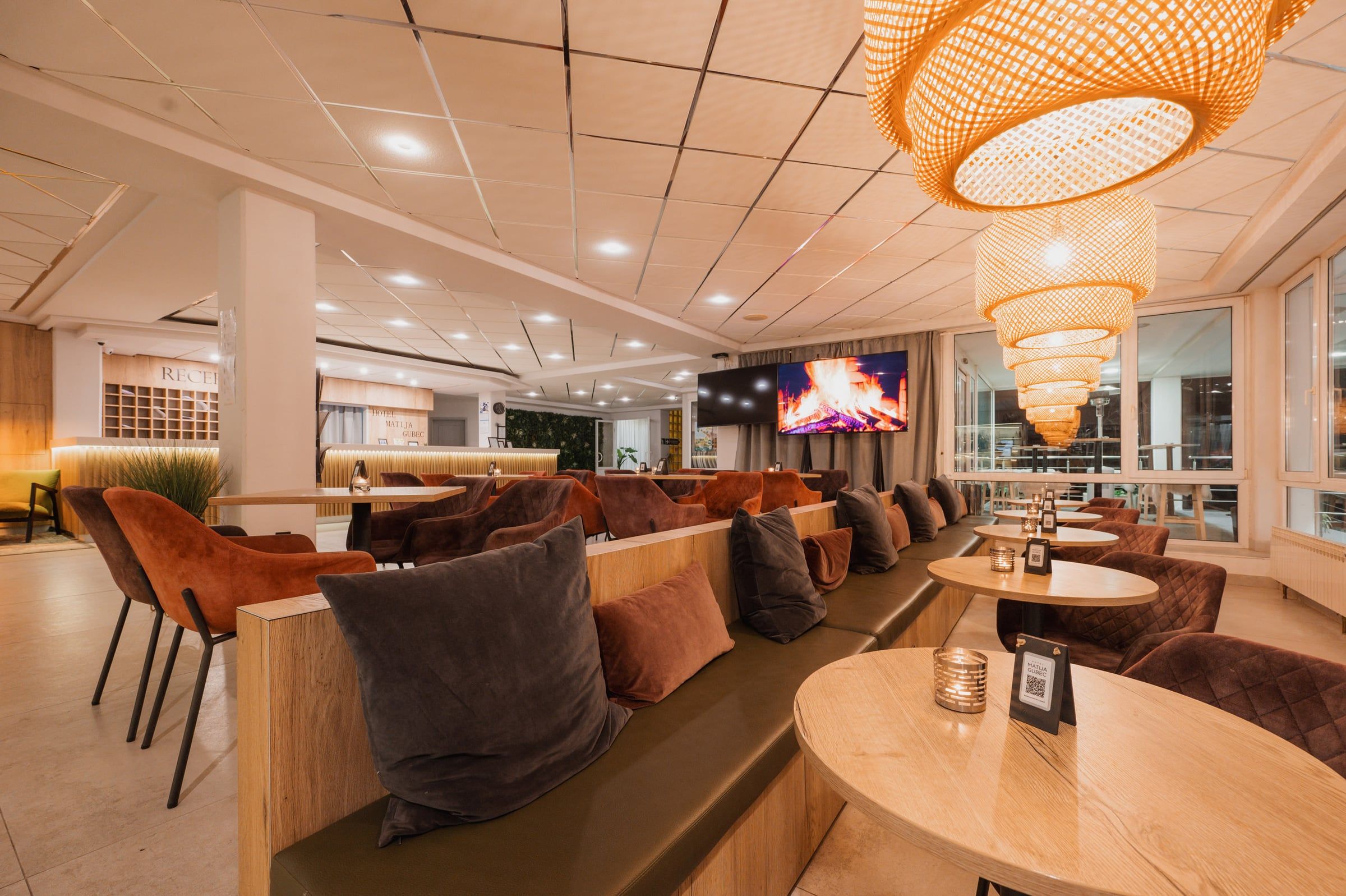 Obnovljeni lounge bar sa svjetiljkama od pruća