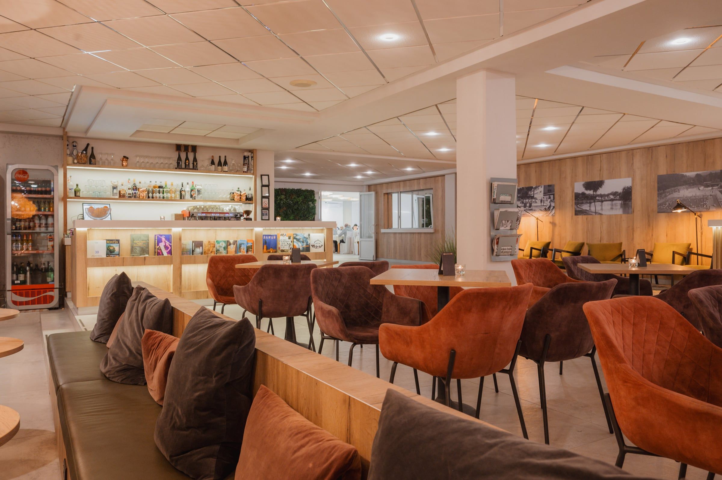 Obnovljeni lounge uz recepciju hotela