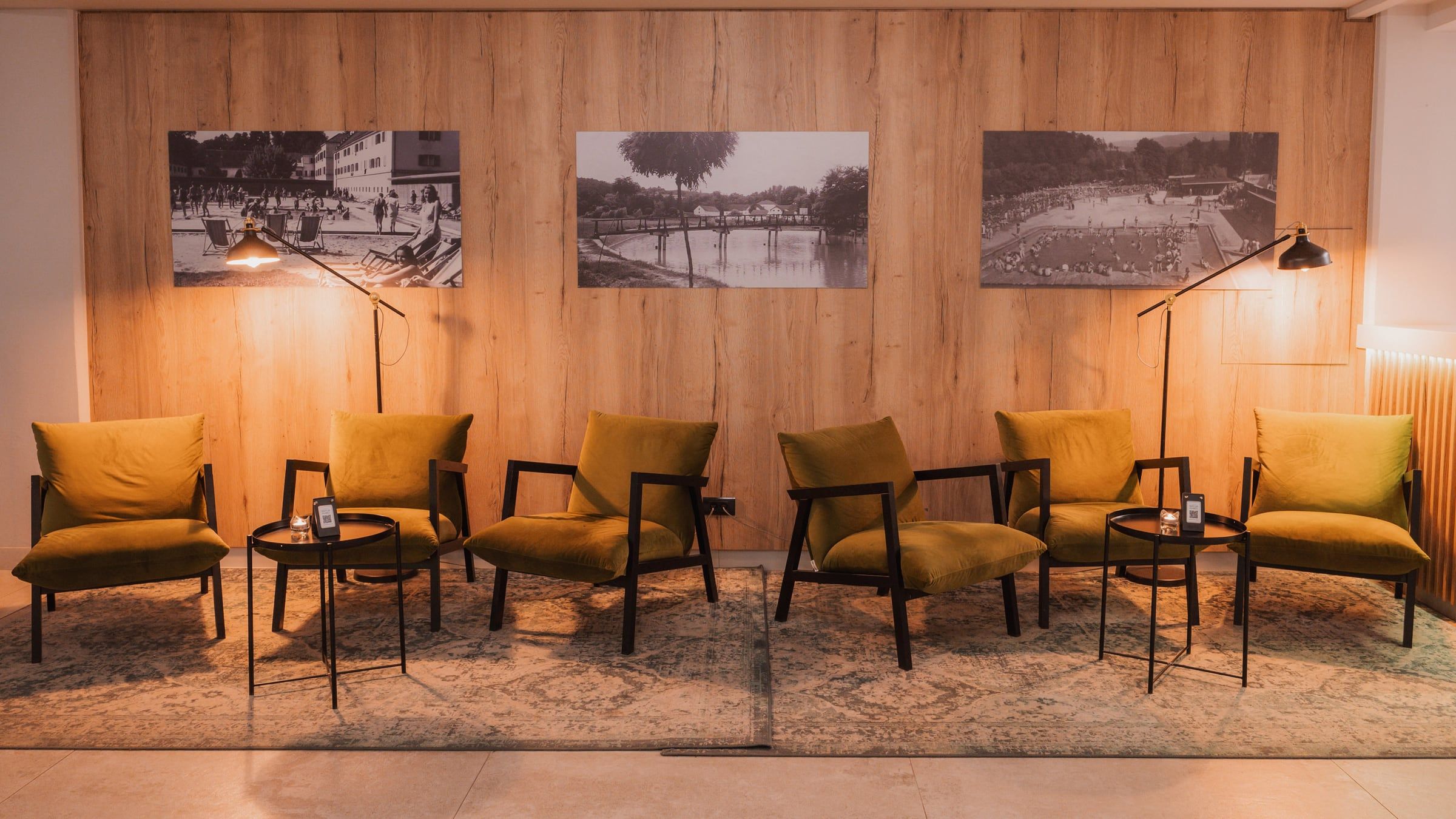 Stare fotografije kupališta u Stubičkim Toplicama na zidu hotelskog loungea