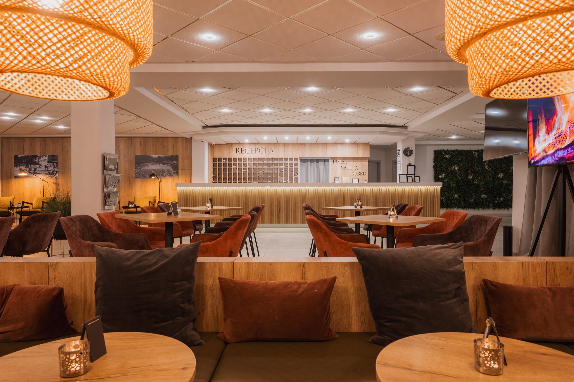 Restoran i lounge hotela s naslonjačima i stolovima od drva
