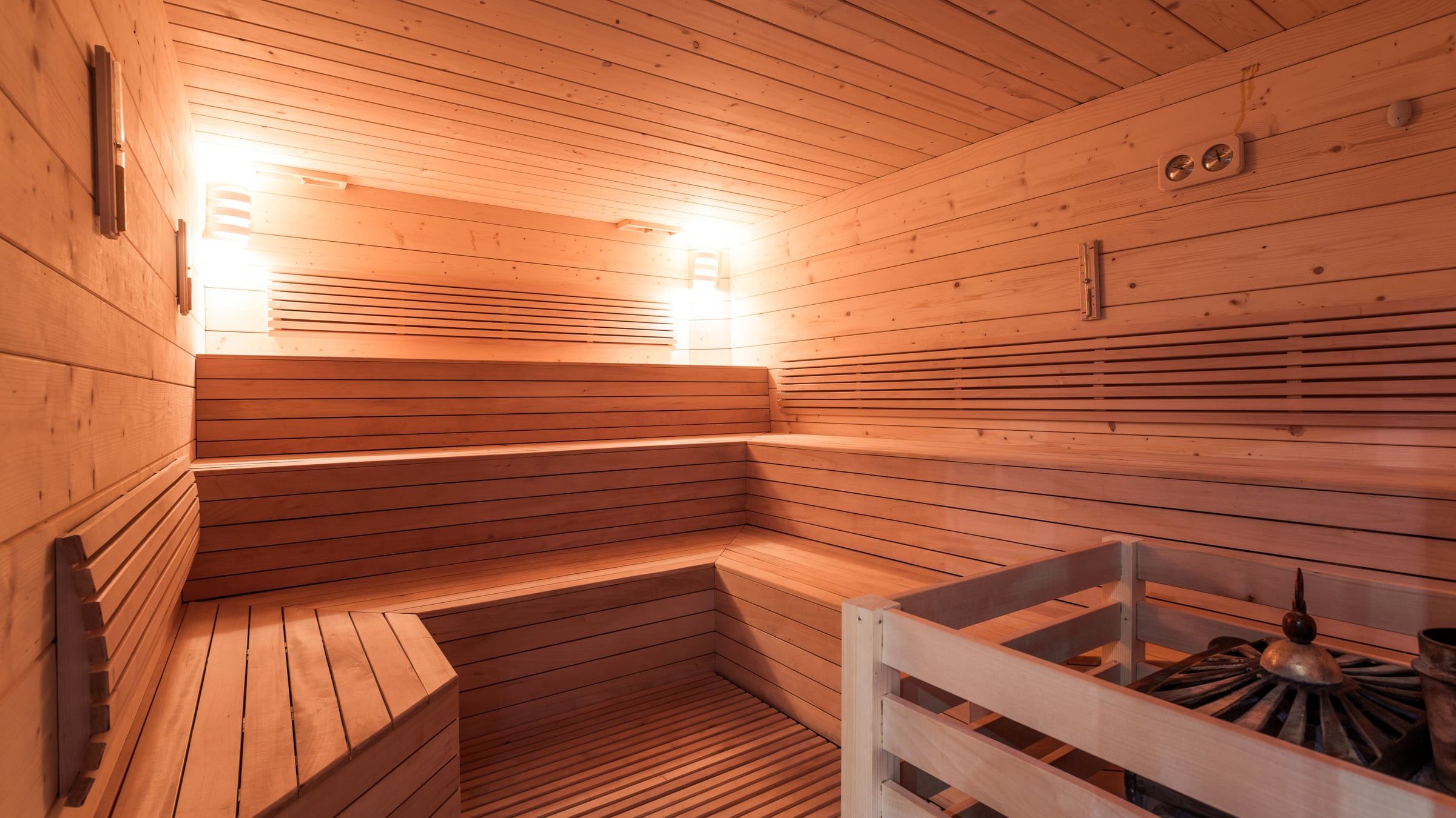 Finska sauna obložena drvom, s klupama na dvije razine