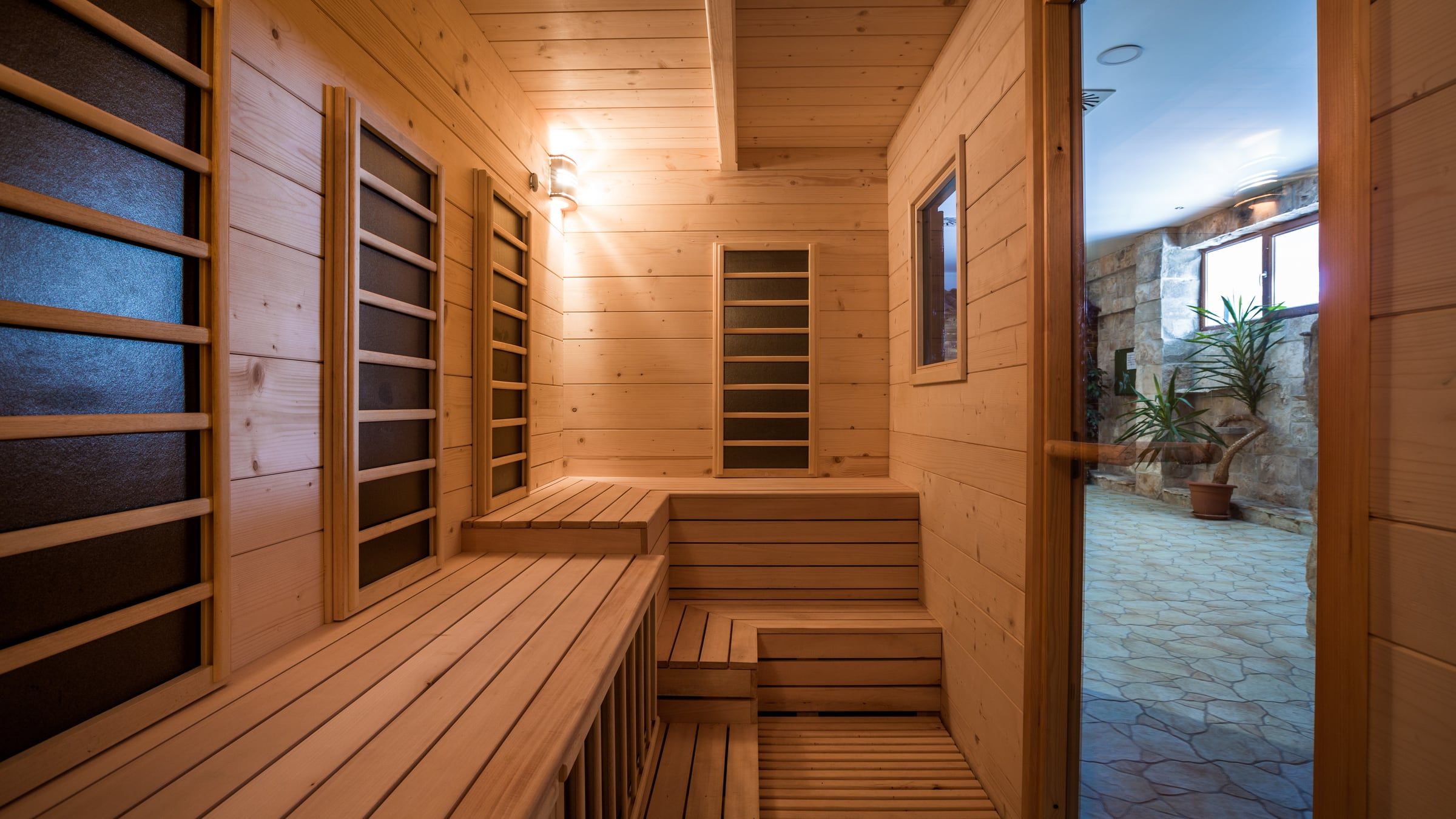 Infracrvena sauna s drvenim klupama