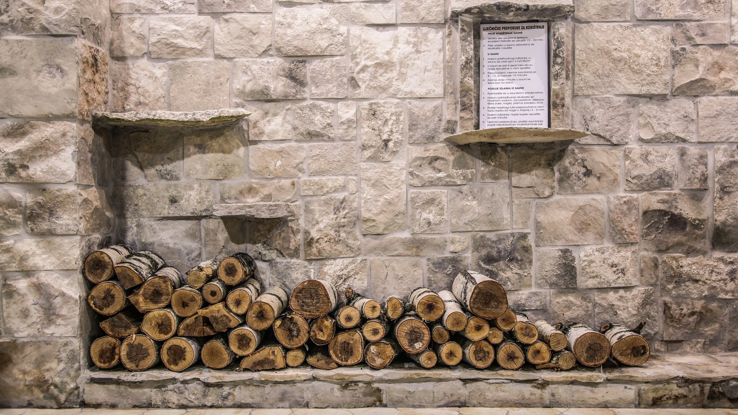 Cjepanice u kamenoj niši u wellness zoni